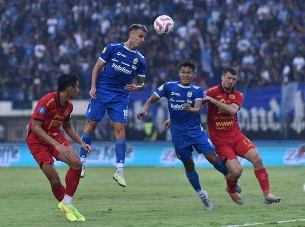 Atmosfer Stadion GBLA yang Menggelegar Jelang Pertandingan