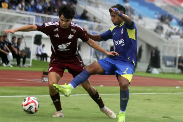 Arema FC Tampil Perkasa Libas PSM Makassar