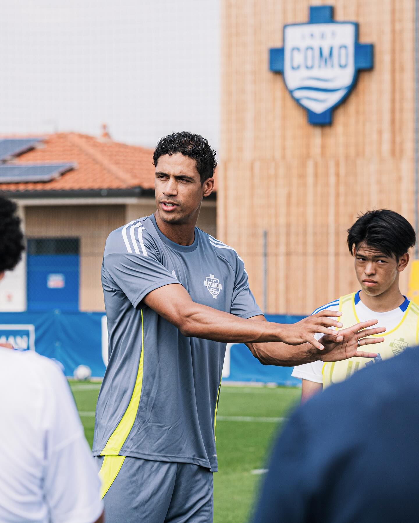 Varane Ubah Aturan Main Akademi Como
